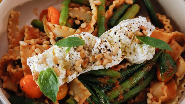 Burrata Mafaldine mit Bohnen und Tomaten
