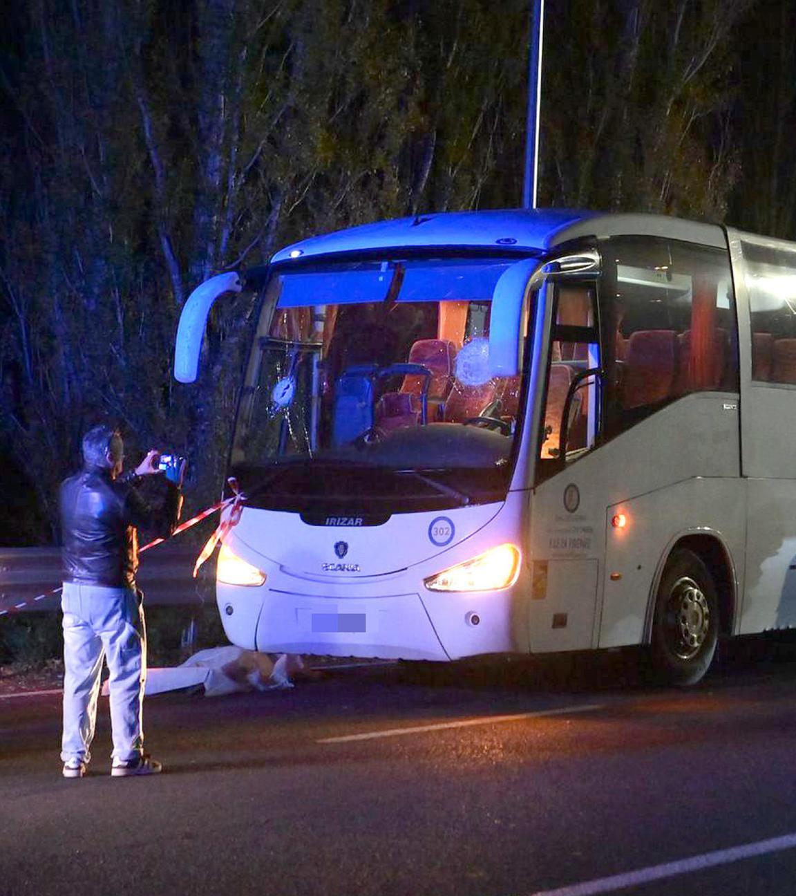 Einsatzkräfte und Polizei arbeiten am 19. Oktober 2025 im italienischen Rieti an der Unfallstelle, nachdem ein Busfahrer bei einem Angriff nach einem Basketballspiel tödlich verletzt wurde.