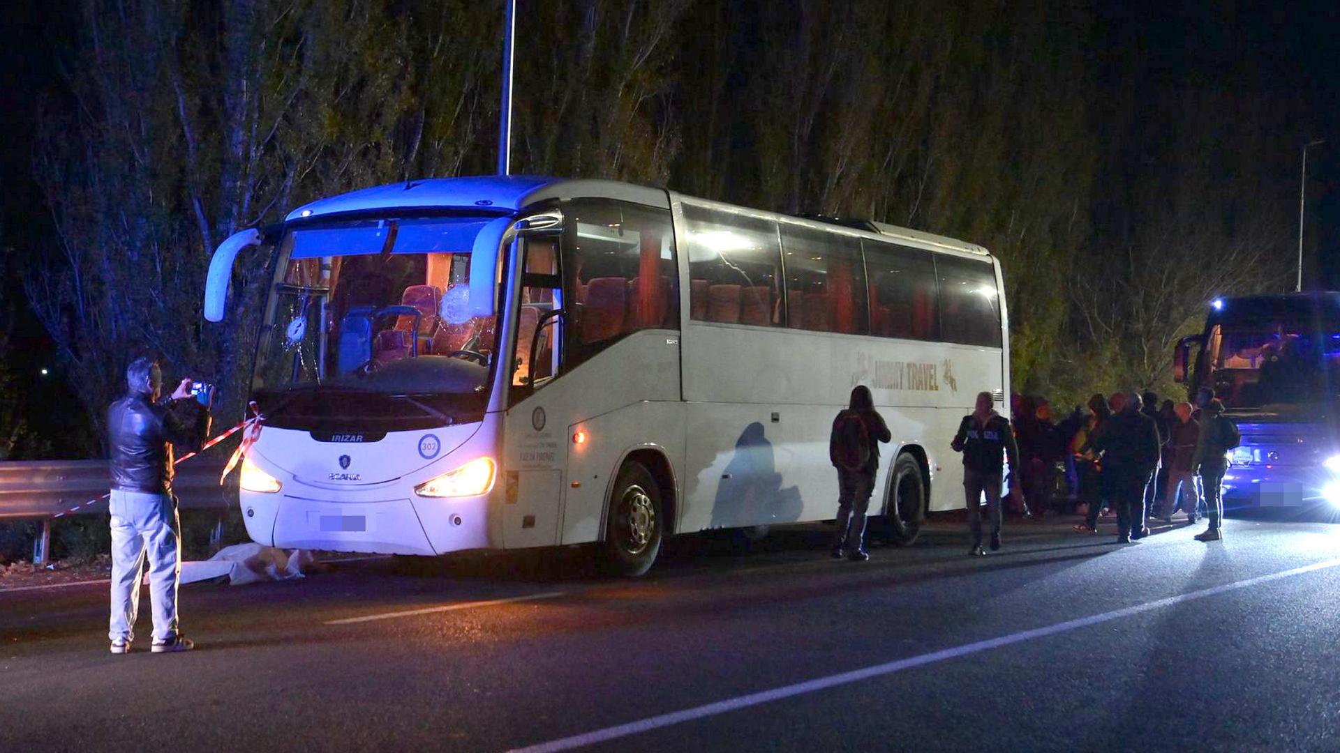 Einsatzkräfte und Polizei arbeiten am 19. Oktober 2025 im italienischen Rieti an der Unfallstelle, nachdem ein Busfahrer bei einem Angriff nach einem Basketballspiel tödlich verletzt wurde.