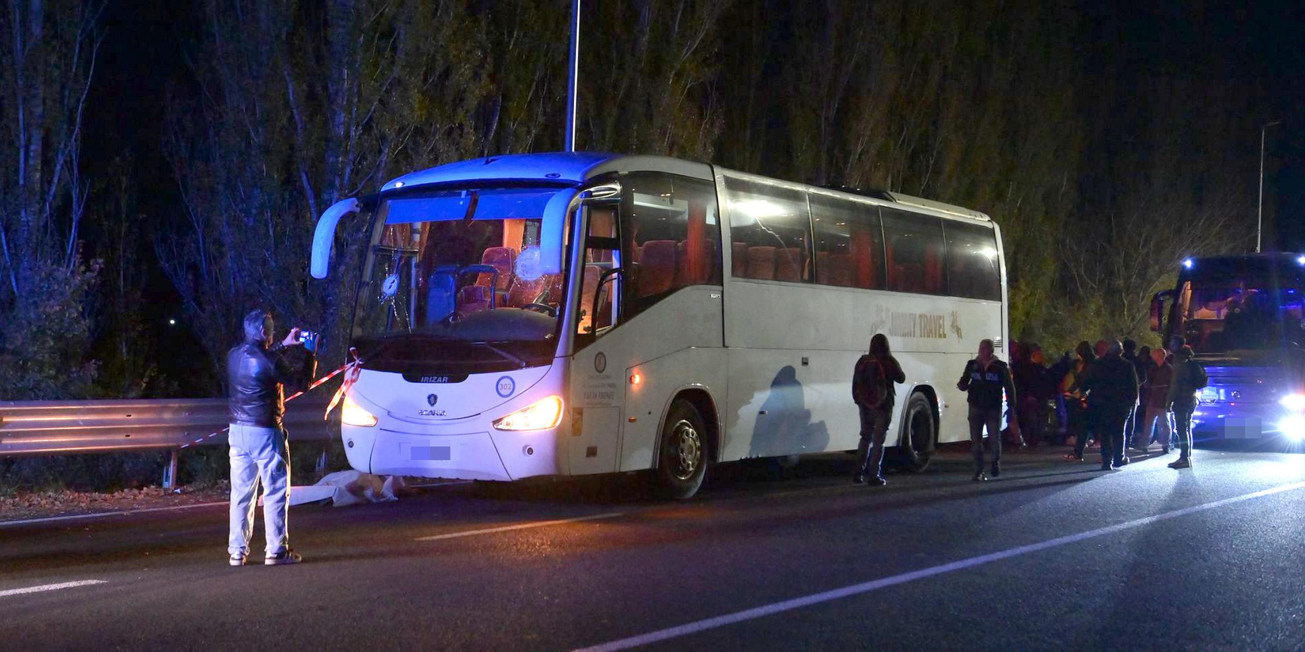 Einsatzkräfte und Polizei arbeiten am 19. Oktober 2025 im italienischen Rieti an der Unfallstelle, nachdem ein Busfahrer bei einem Angriff nach einem Basketballspiel tödlich verletzt wurde.