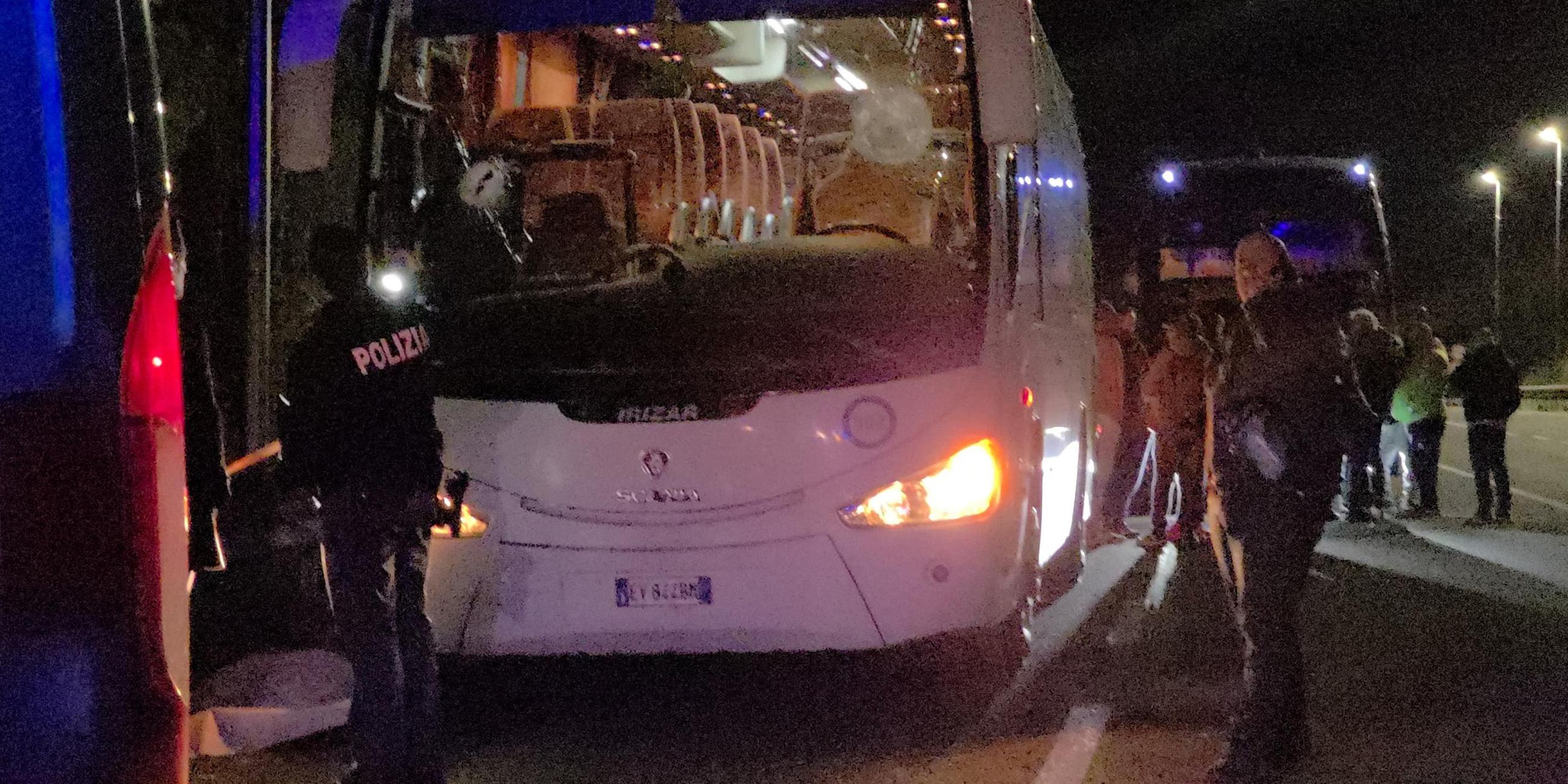 Einsatzkräfte und Polizei arbeiten am 19. Oktober 2025 im italienischen Rieti an der Unfallstelle, nachdem ein Busfahrer bei einem Angriff nach einem Basketballspiel tödlich verletzt wurde.