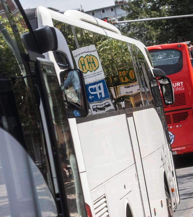 Reisebusse parken auf einem speziellen Bushalteplatz an der Paulskirche.