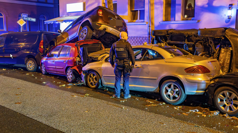 In Wiesbaden ist ein Bus in parkende Autos gerast