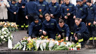 Feuerwehrleute stehen an der Stelle, an der am Vorabend ein Linienbus ausgebrannt ist. Bei dem Inferno starben sechs Menschen, fünf Personen wurden verletzt.