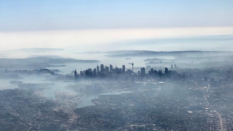 Skyline von Sydney im Rauch von Buschfeuer