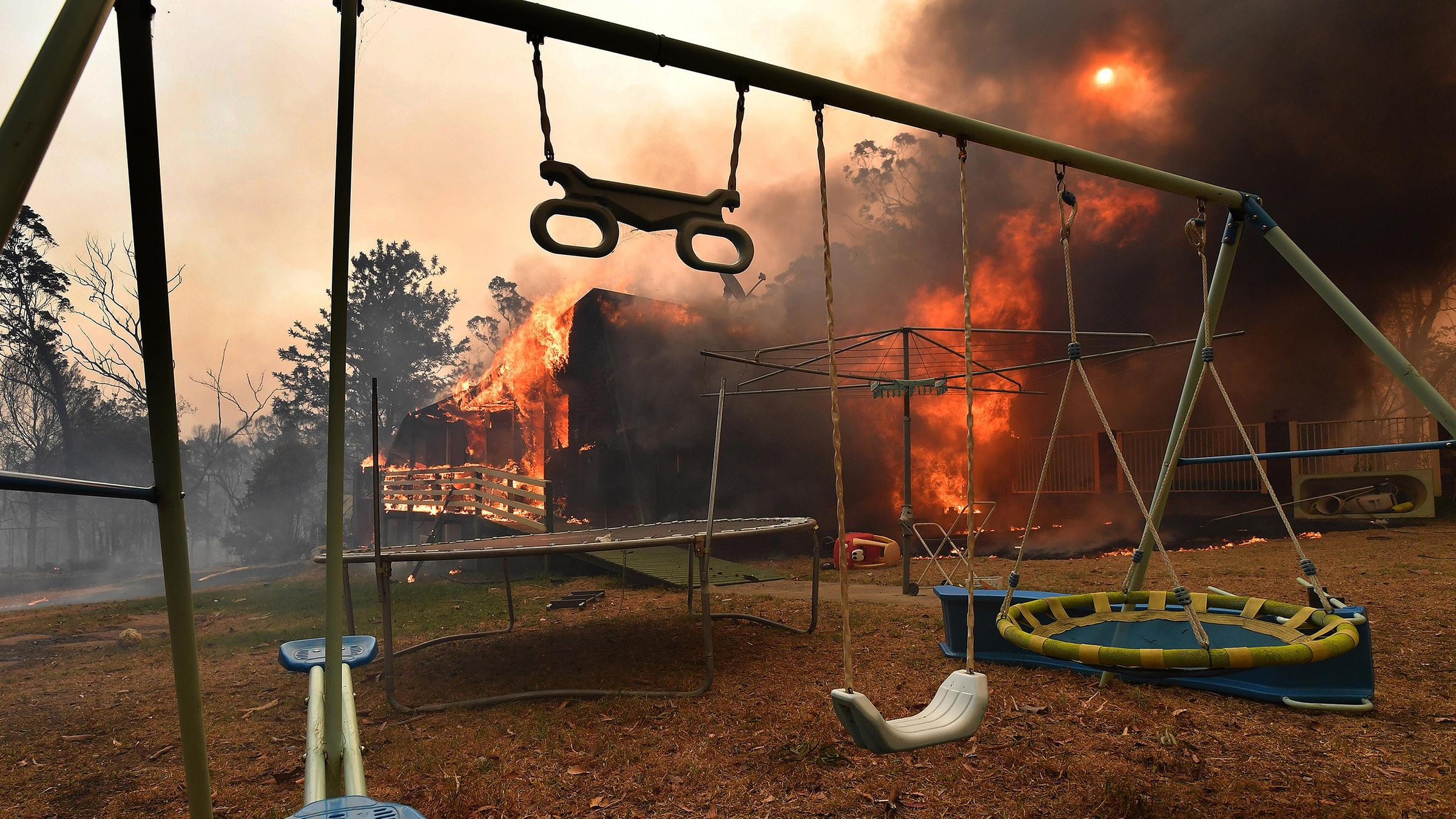 Australien, Buxton: Ein Haus steht südwestlich von Sydney in Flammen.