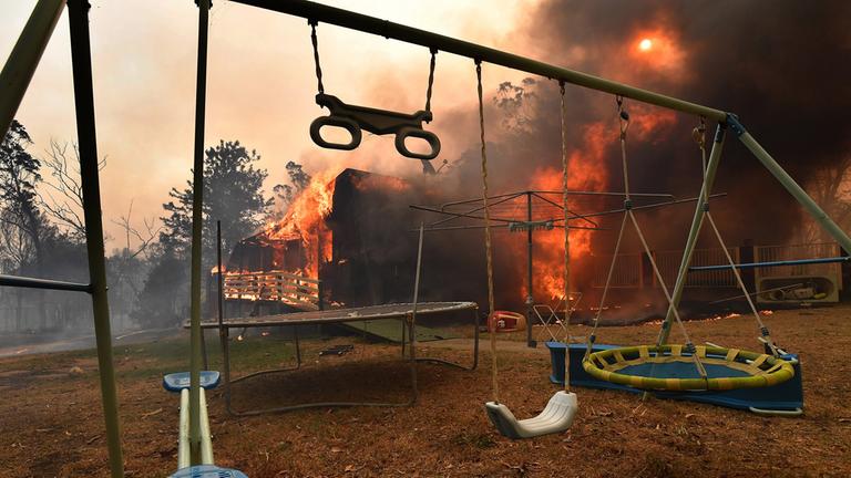 Australien, Buxton: Ein Haus steht südwestlich von Sydney in Flammen.