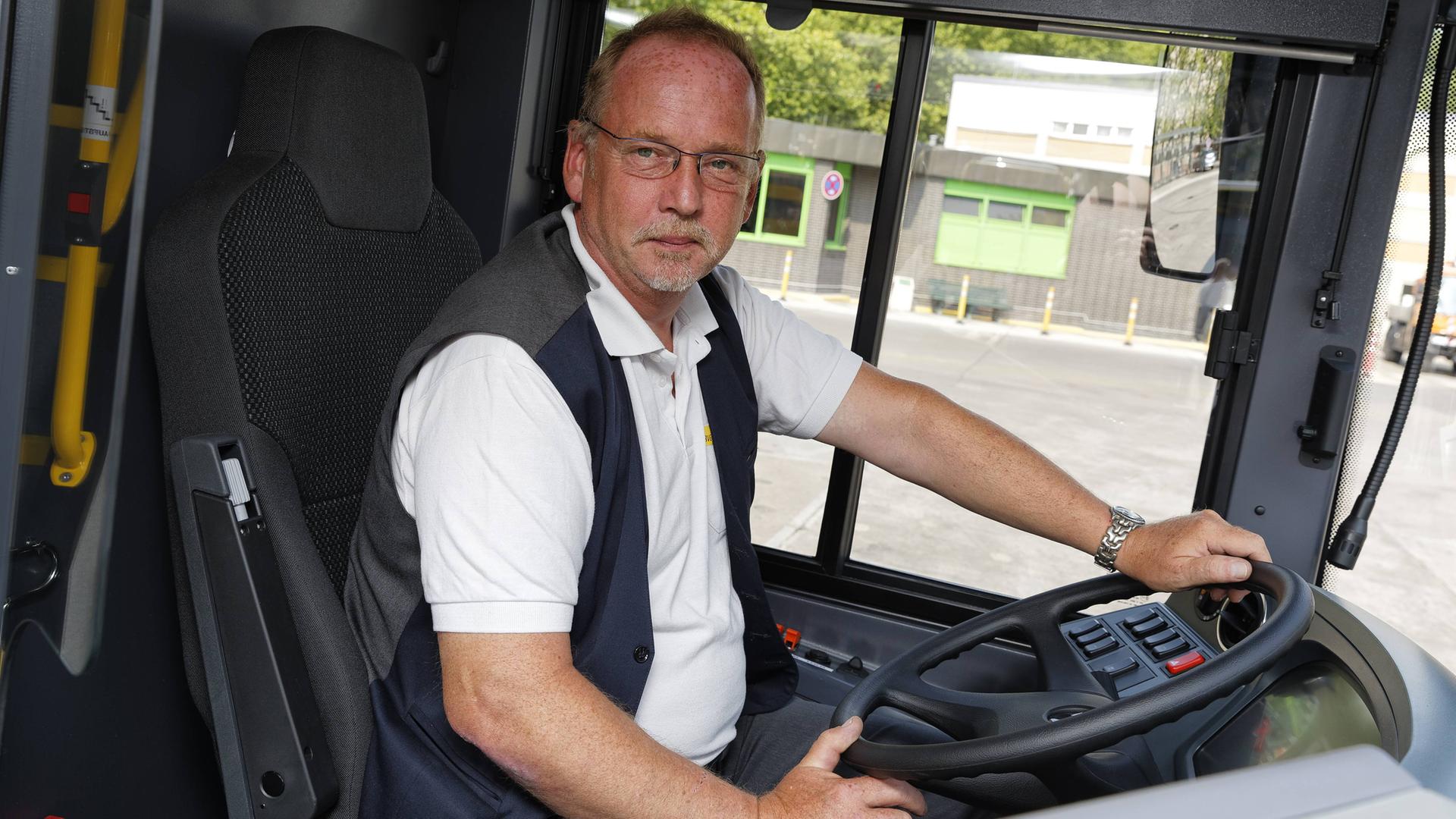 Busfahrer Jörg Schönebeck hinter dem Steuer des Busses auf dem Omnibus-Betriebshof Cicerostraße.