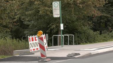 Baustelle trotzt unbefahrener Bushaltestelle in NRW.