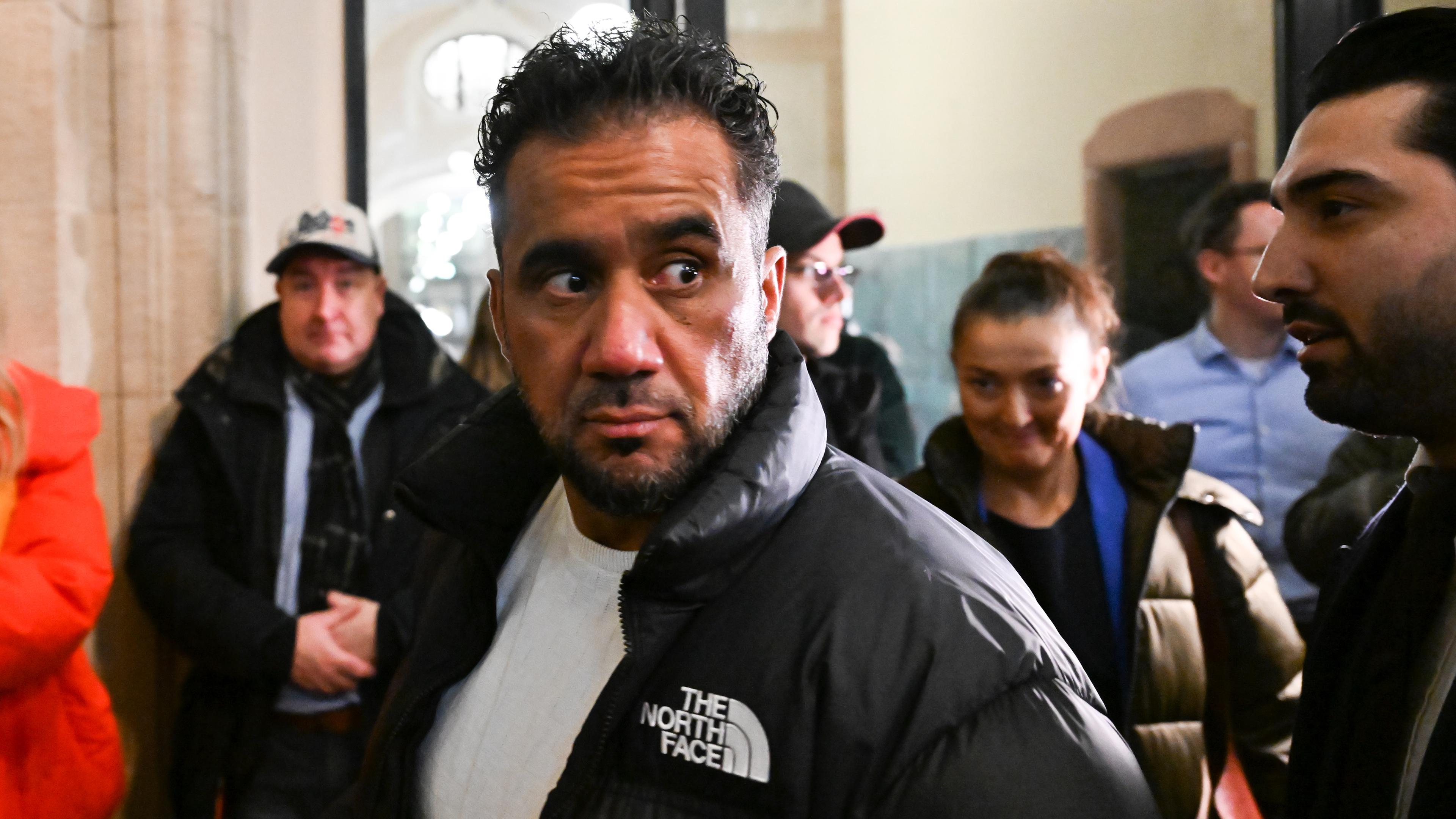 Der Hauptangeklagte Arafat A.-Ch. kommt vor der Urteilsverkündung im Prozess gegen den früheren Geschäftspartner von Rapper Bushido zum Saal im Landgericht am 05.02.2024.
