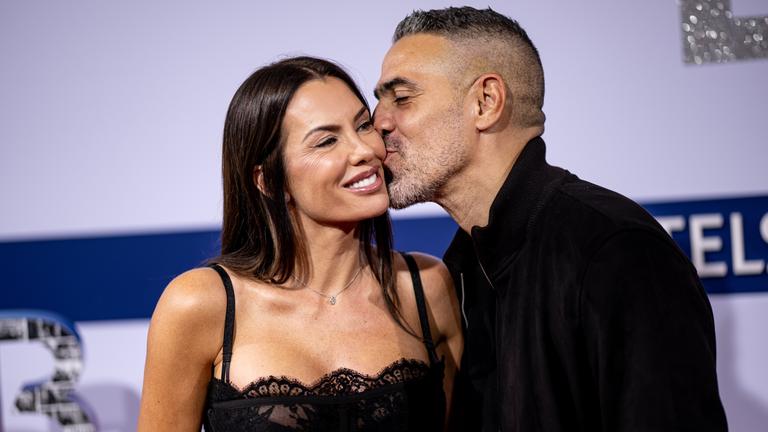 Rapper Bushido (rechts) gibt seiner Frau Anna-Maria (links) einen Kuss auf die Wange. 