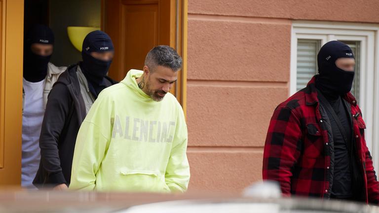 Bushido verlässt in Begleitung von Personenschützern das Oberlandesgericht. (Archiv)