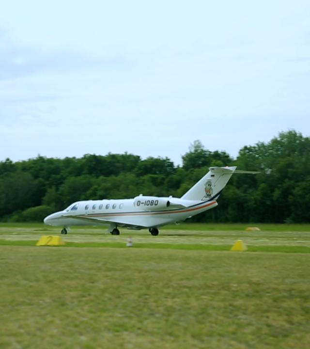 Business-Jet auf der Landebahn