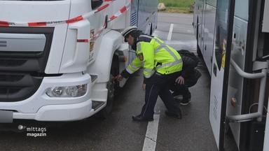 Polizisten kontrollieren einen Bus