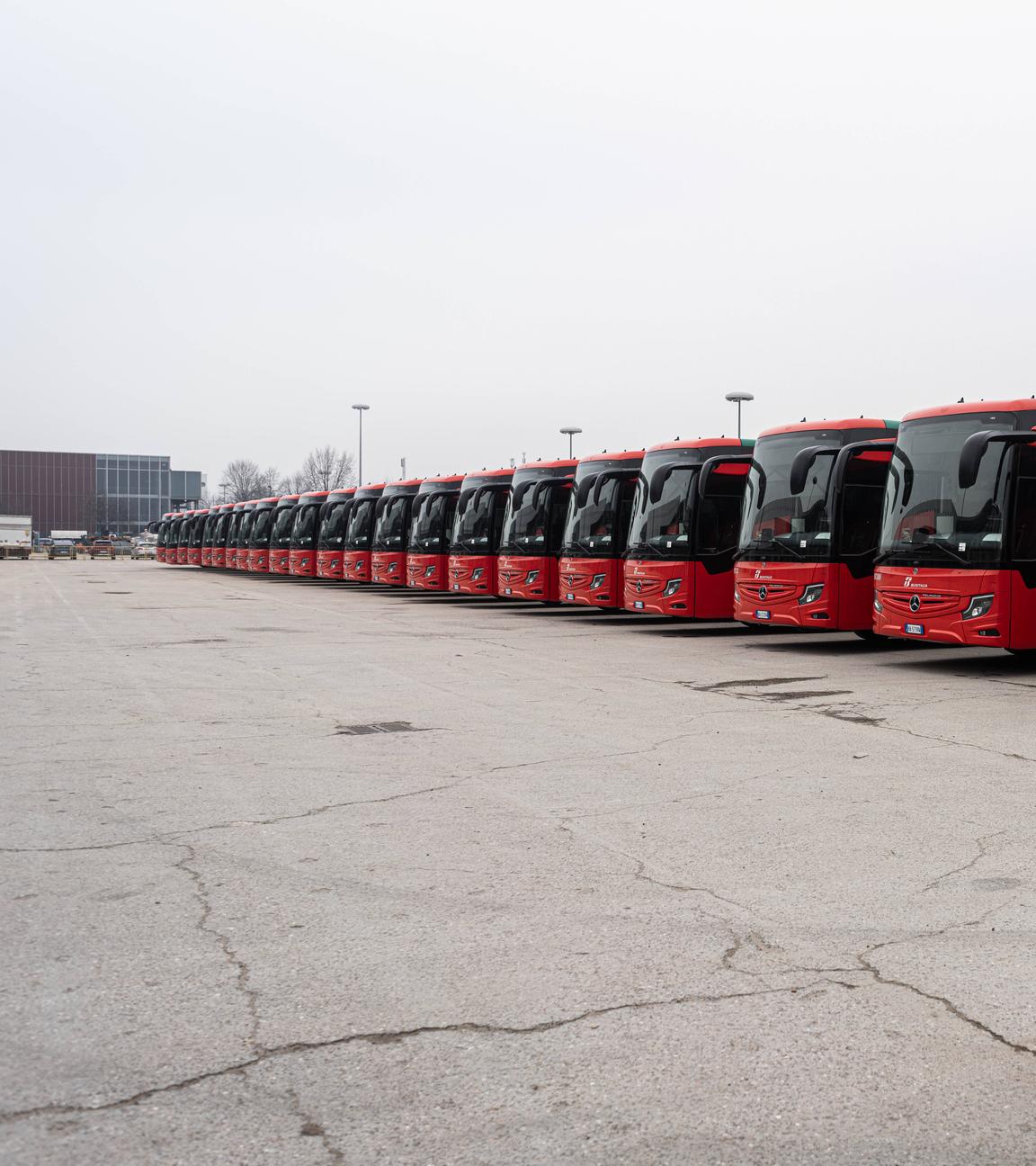 Busse sind auf dem Platz für die Olympischen Winterspiele in Cortina, Mailand, geparkt. 