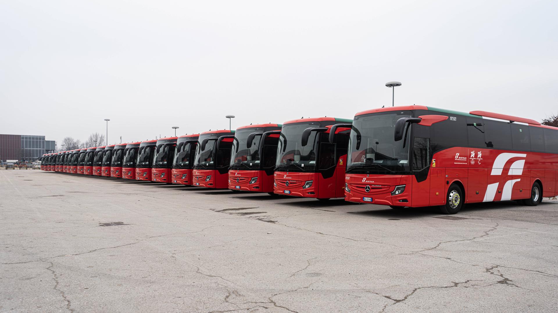 Busse sind auf dem Platz für die Olympischen Winterspiele in Cortina, Mailand, geparkt. 