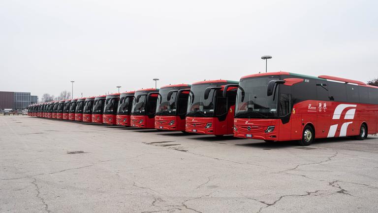 Busse sind auf dem Platz für die Olympischen Winterspiele in Cortina, Mailand, geparkt. 