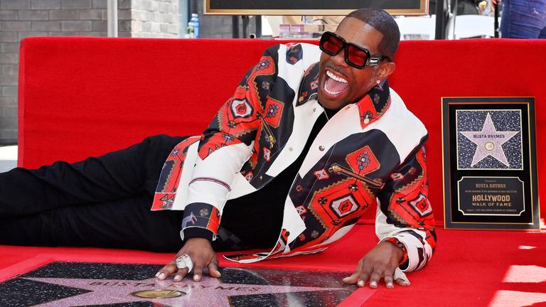 Rapper Busta Rhymes durfte auf dem "Walk of Fame" in Los Angeles seinen Stern enthüllen. Der Hip-Hop-Star verkaufte in seiner Karriere über 20 Millionen Alben. (04.08.2025)