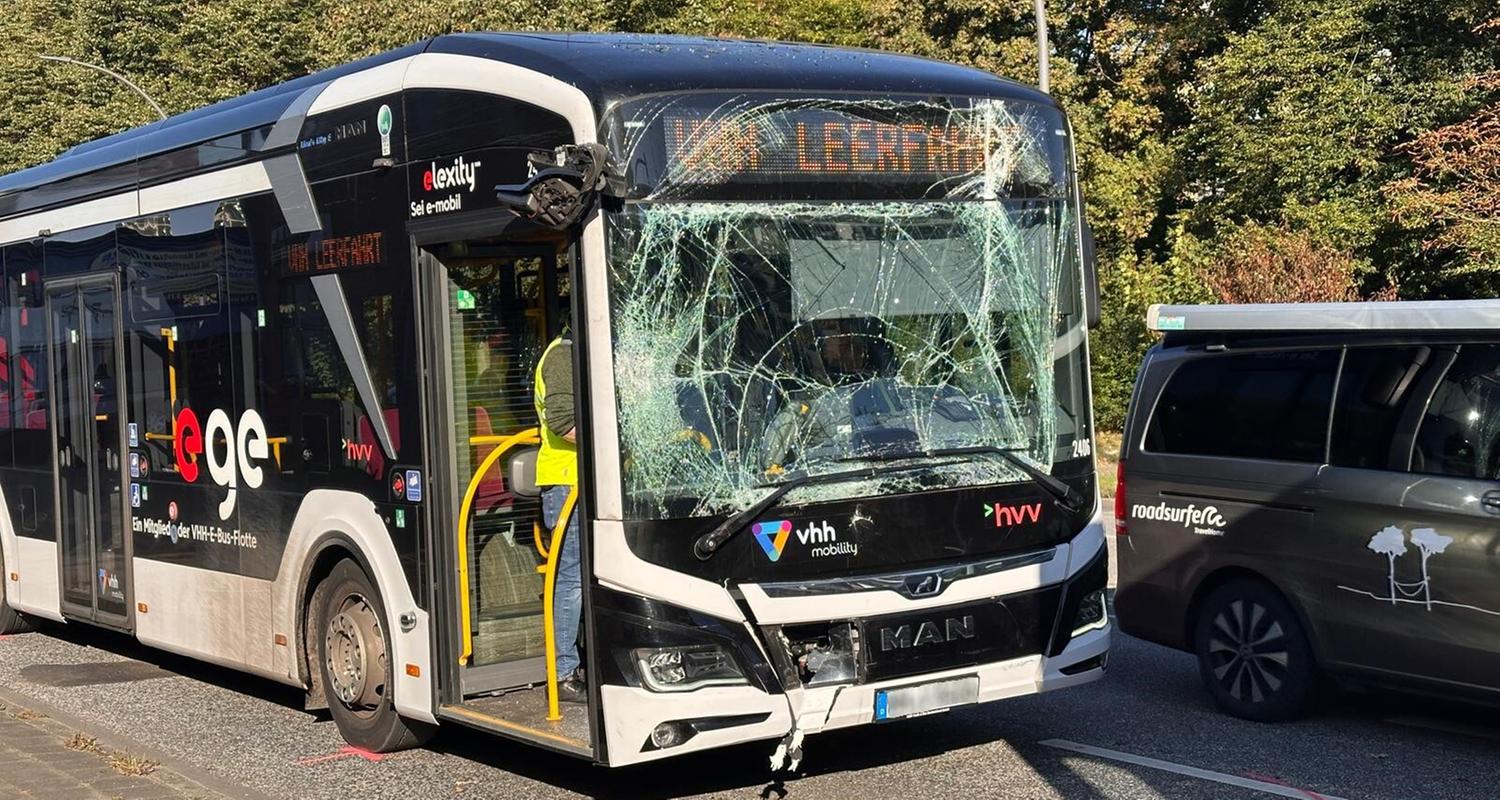 29.09.2025, Hamburg: Ein Linienbus mit kaputer Scheibe steht an der Unfallsteller, der Osdorfer Landstraße. 