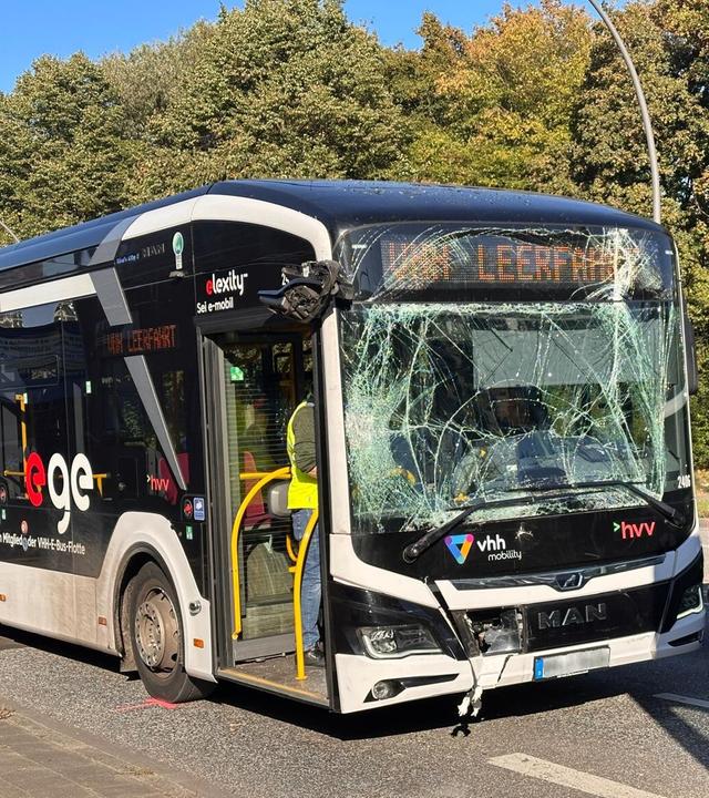 29.09.2025, Hamburg: Ein Linienbus mit kaputer Scheibe steht an der Unfallsteller, der Osdorfer Landstraße. 