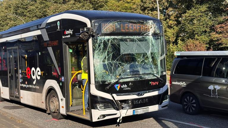 29.09.2025, Hamburg: Ein Linienbus mit kaputer Scheibe steht an der Unfallsteller, der Osdorfer Landstraße. 