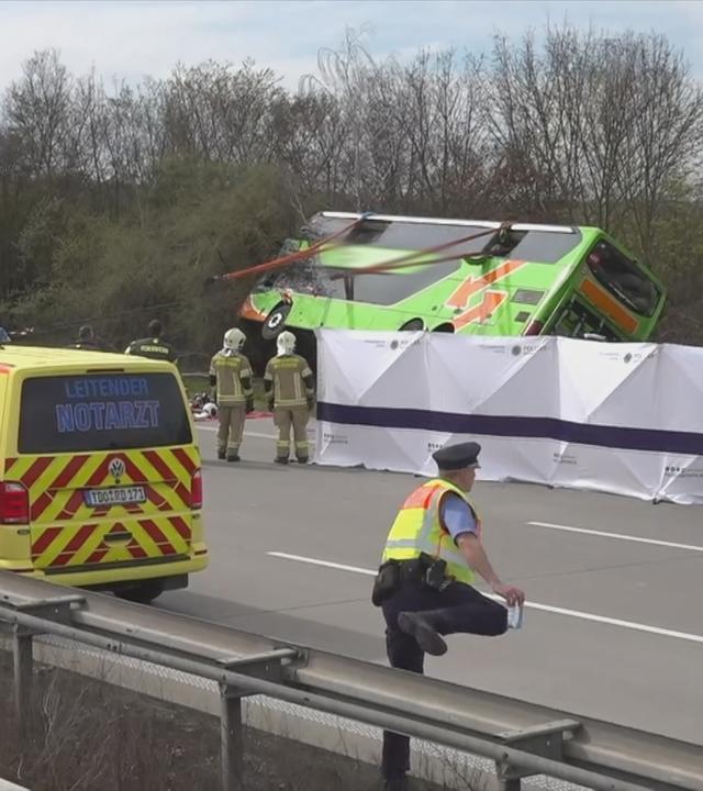 Verunglückter Flixbus auf Autobahn.