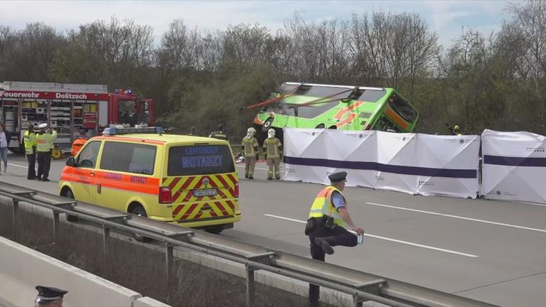 Verunglückter Flixbus auf Autobahn.