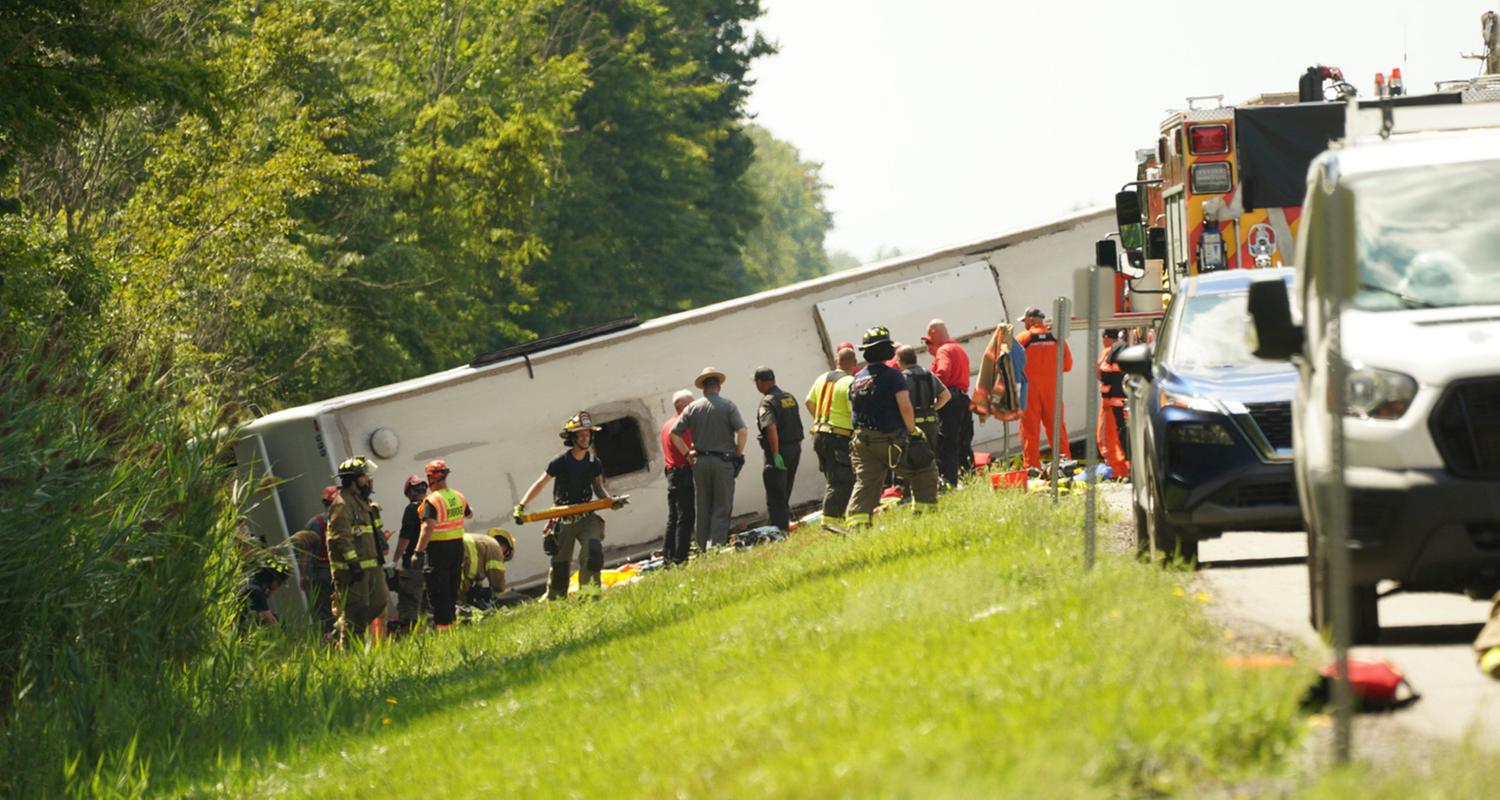 Rettungskräfte arbeiten an der Bergung der Opfer nach dem Unfall eines Reisebusses.