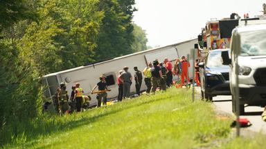 Rettungskräfte arbeiten an der Bergung der Opfer nach dem Unfall eines Reisebusses.