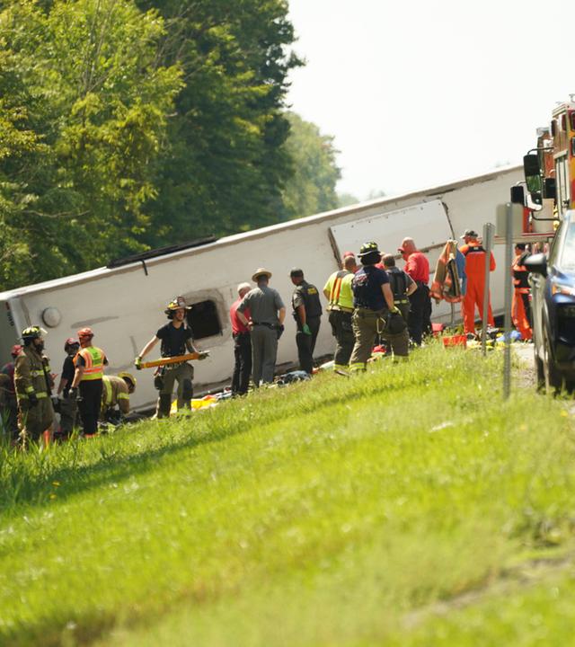 Rettungskräfte arbeiten an der Bergung der Opfer nach dem Unfall eines Reisebusses.