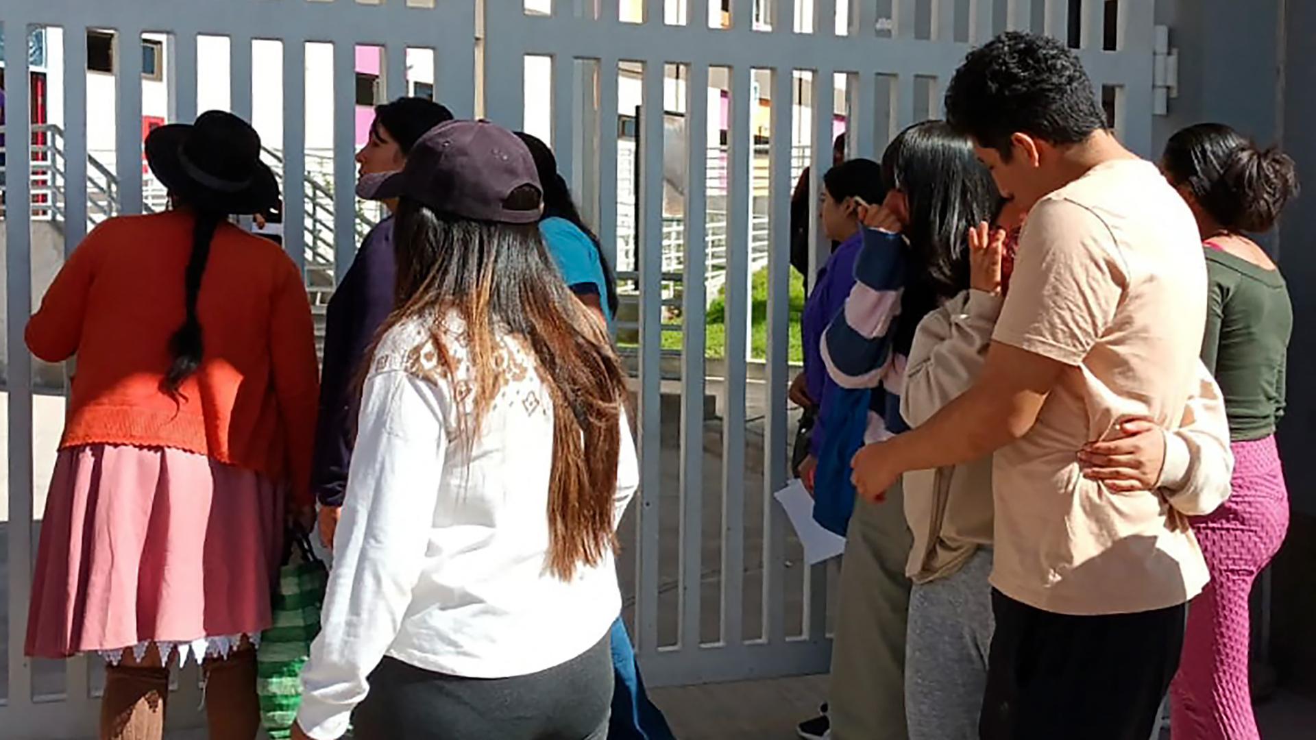 Angehörige von Opfern eines Busses, der in eine Schlucht stürzte, stehen am 16.07.2024 vor dem Mariscal-Krankenhausin Ayacucho (Peru)