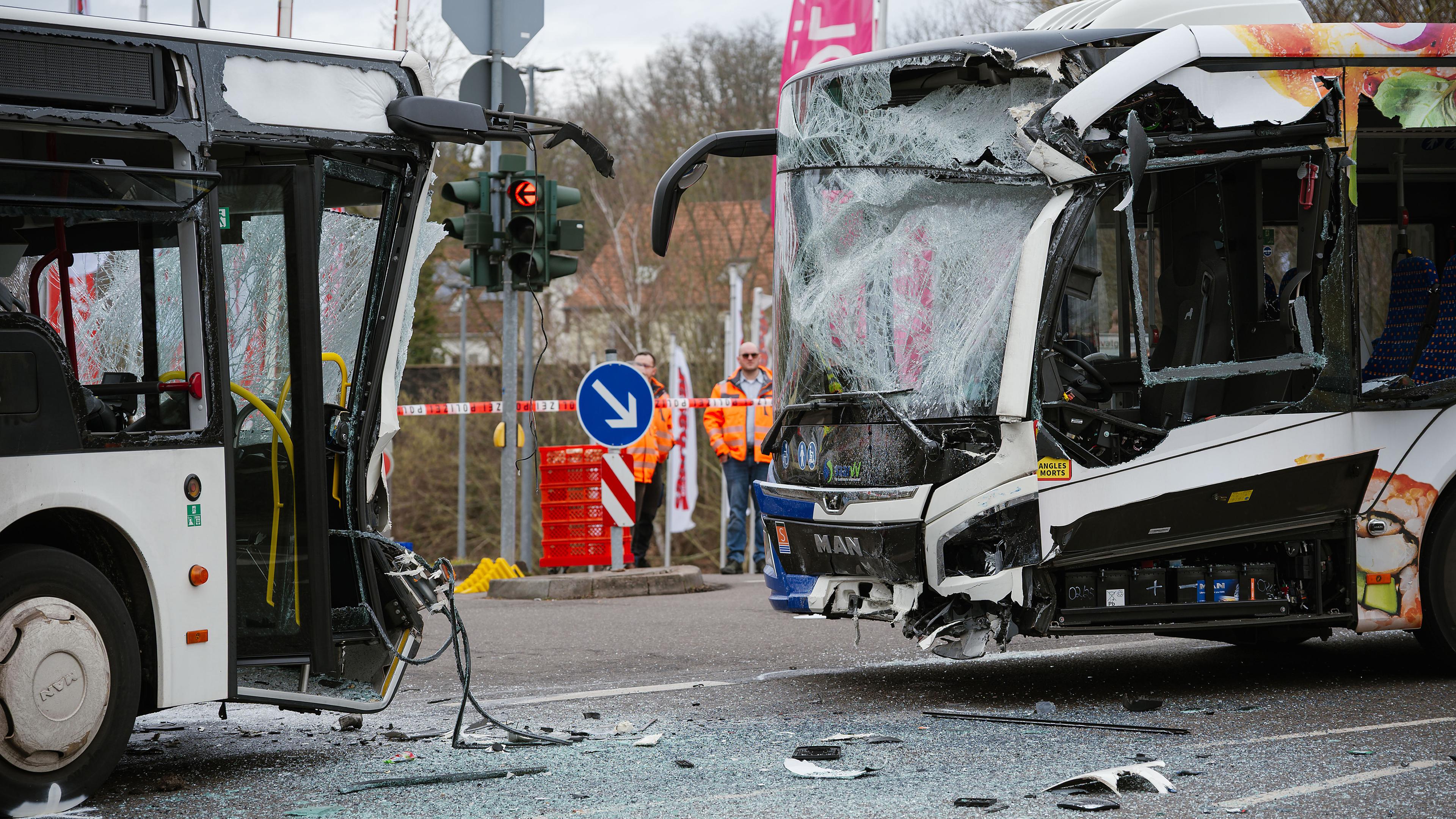 Zwei Linienbusse sind auf einer Kreuzung in Saarbrücken frontal zusammengestoßen