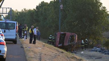 Rettungskräfte sind vor Ort, nachdem ein Personenbus von der Straße abgekommen und in einen Graben gestürzt war.