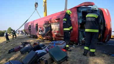 ettungskräfte sind am Unfallort im Einsatz, nachdem ein Reisebus aus Polen von der Straße abkam und in einem Graben entlang der Autobahn M3 zwischen Mezőkeresztes und Mezőnagymihály in Ungarn umkippte.