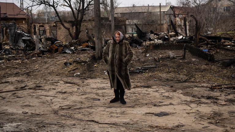 Eine Frau und ein Mann stehen inmitten der Trümmer in Butscha nahe der Hauptstadt Kiew.