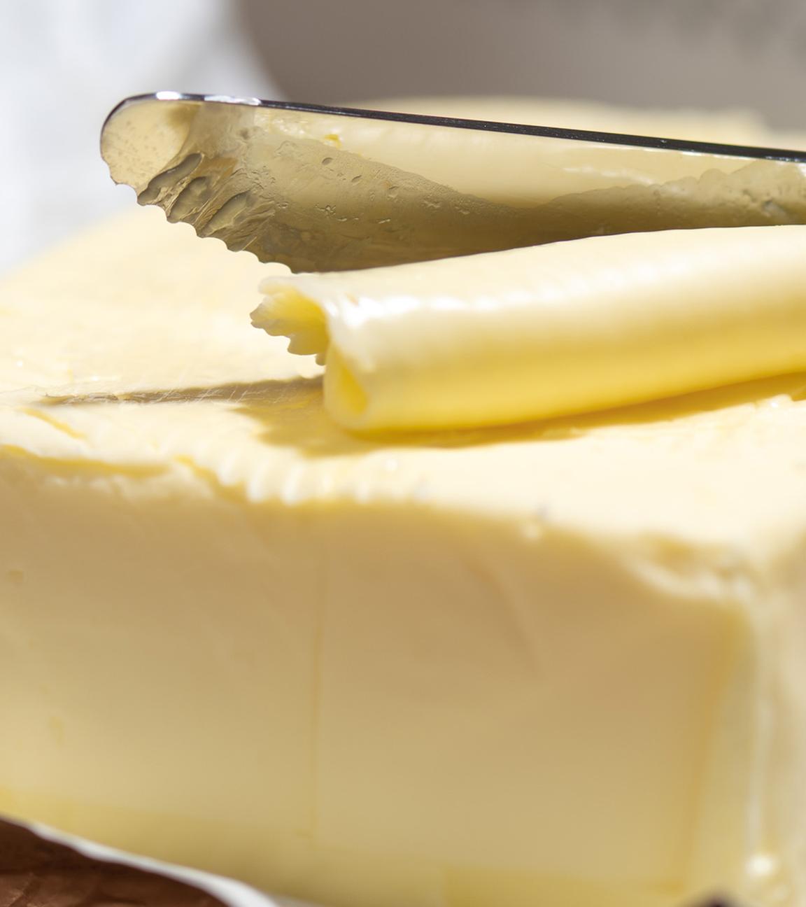  Ein Stück Butter liegt auf einem Tisch. (Symbolbild)