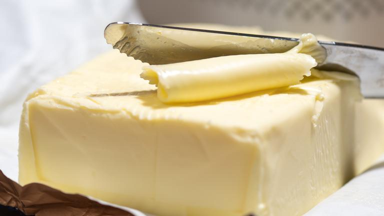  Ein Stück Butter liegt auf einem Tisch. (Symbolbild)