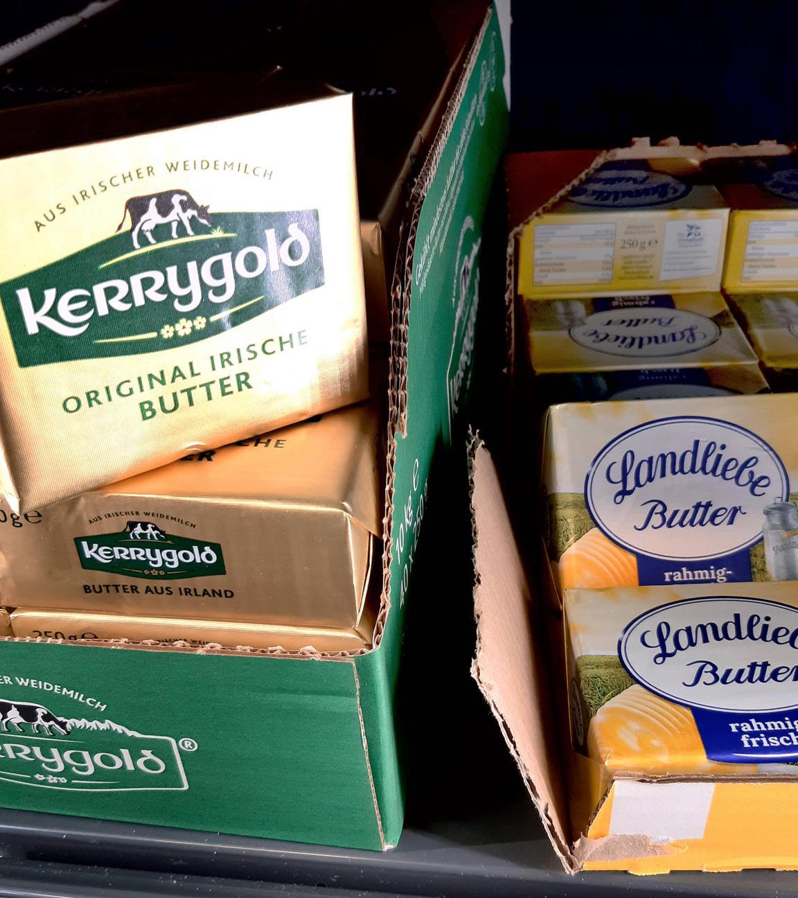 Butterpakete in einem Supermarktregal.