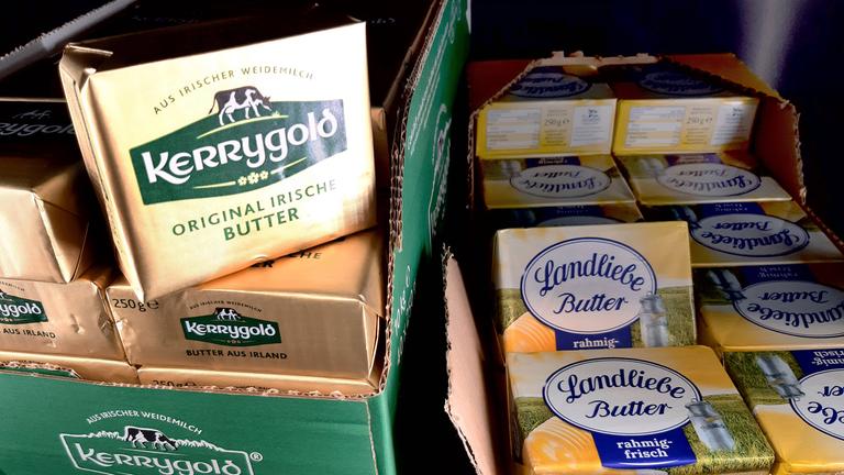 Butterpakete in einem Supermarktregal.