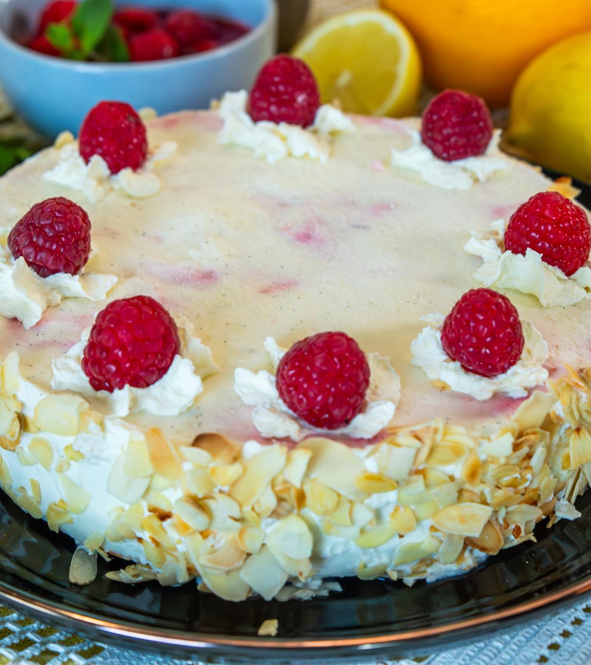 Buttermilch-Parfait mit heißen Himbeeren