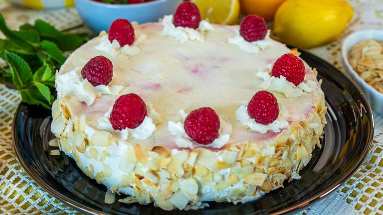 Buttermilch-Parfait mit heißen Himbeeren