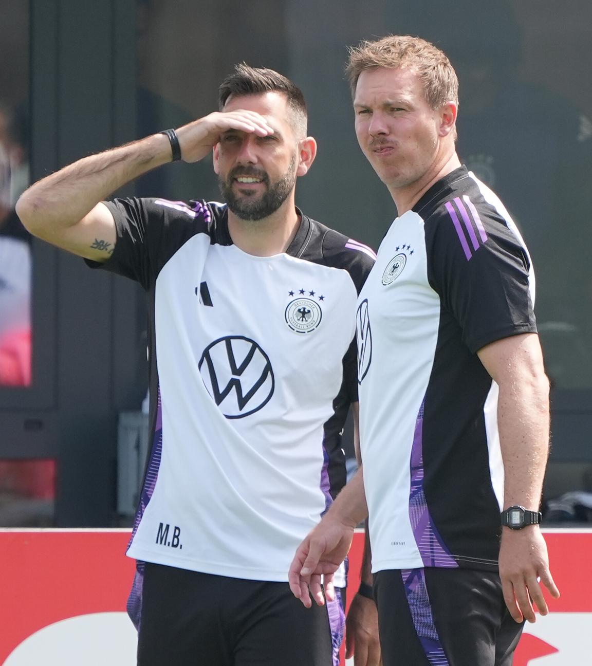 Bundestrainer Julian Nagelsmann (rechts) und Standard-Trainer Mads Buttgereit schauen den deutschen Spielern beim Traing in Herzogenaurach zu.