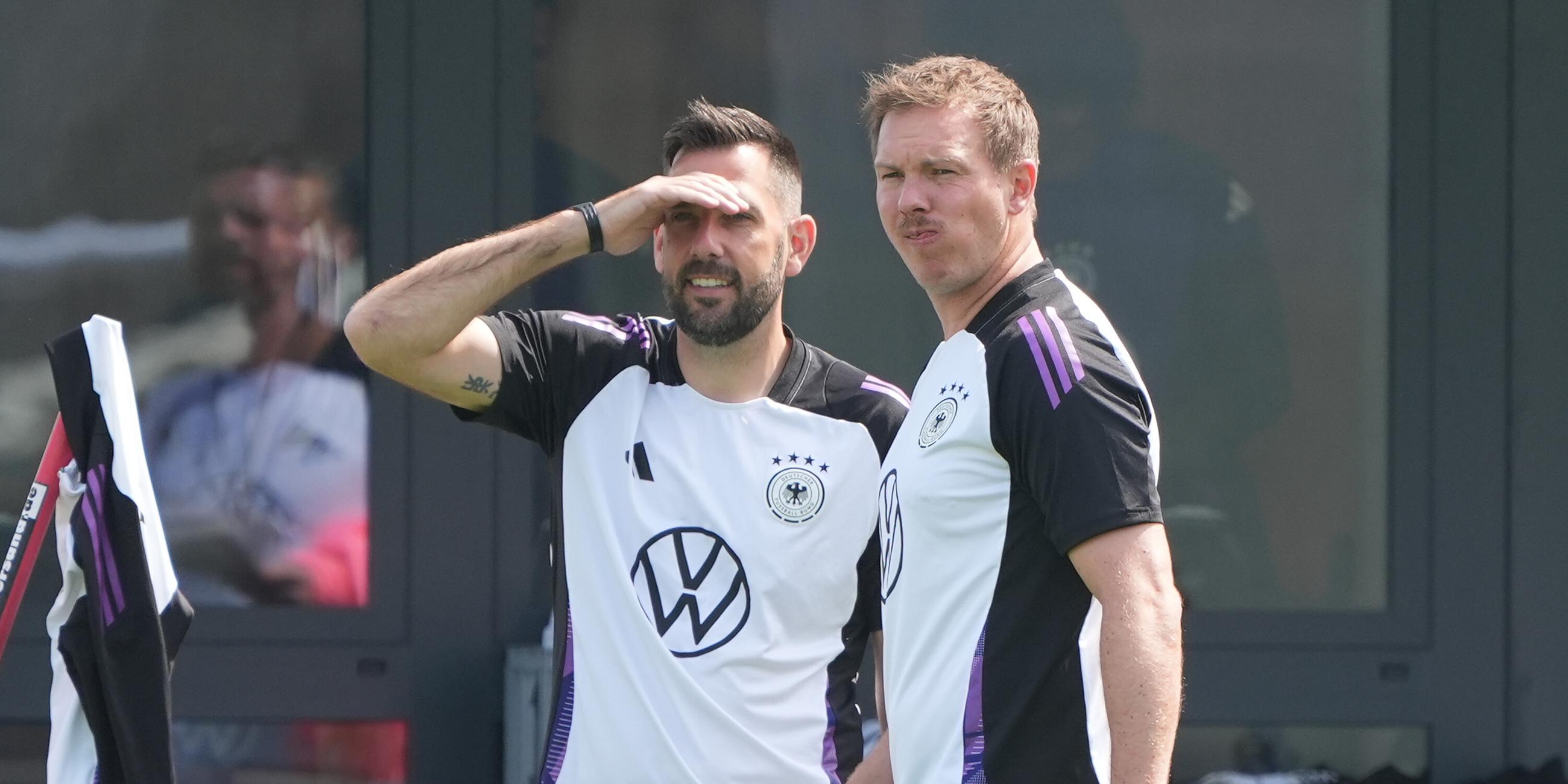 Bundestrainer Julian Nagelsmann (rechts) und Standard-Trainer Mads Buttgereit schauen den deutschen Spielern beim Traing in Herzogenaurach zu.