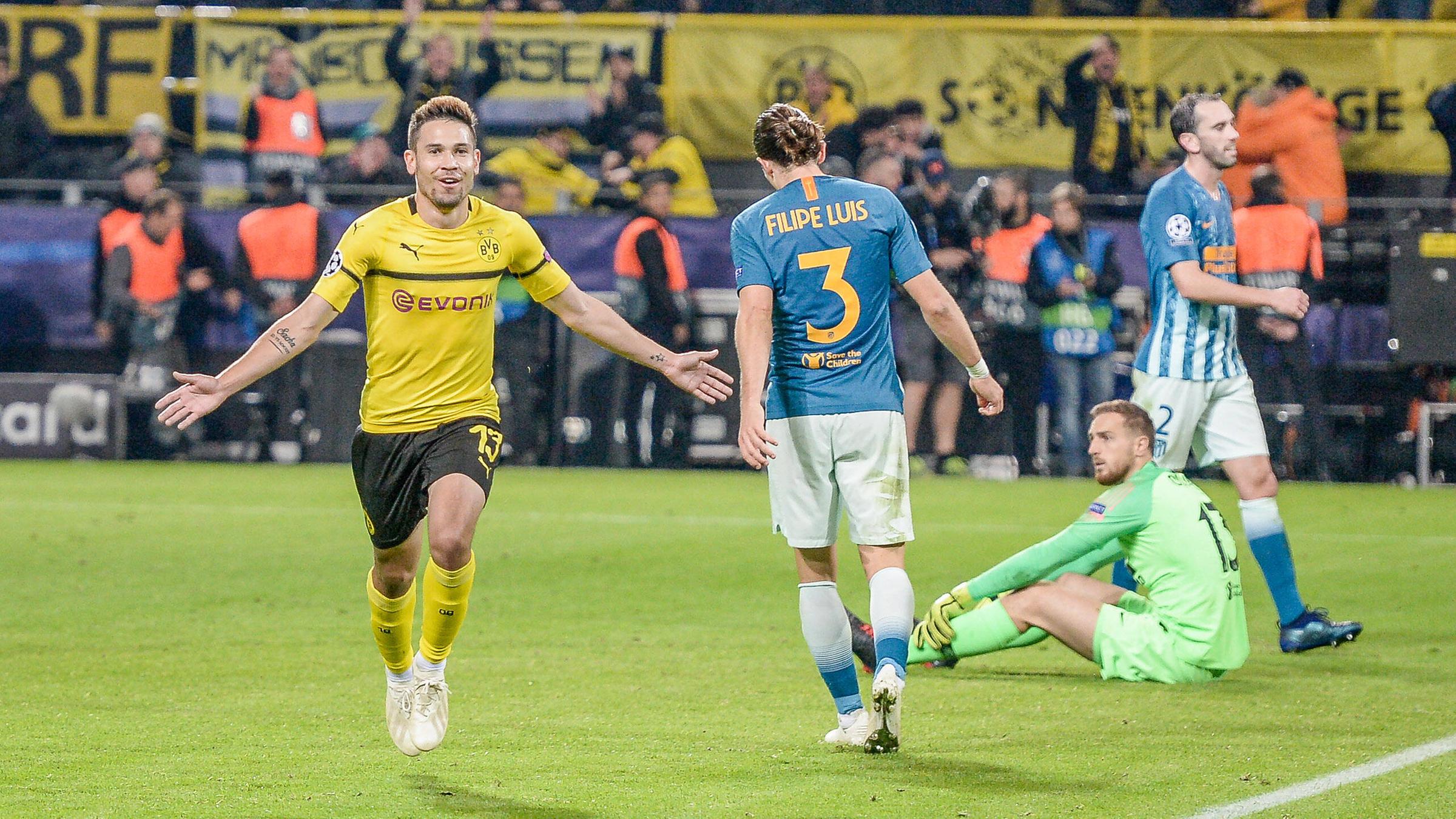 Raphael Guerrero (Borussia Dortmund) feiert ein Tor im Champions-League-Spiel gegen Atletico de Madrid am 24.10.2018. Im Hintergrund niedergeschlagene Atletico-Spieler