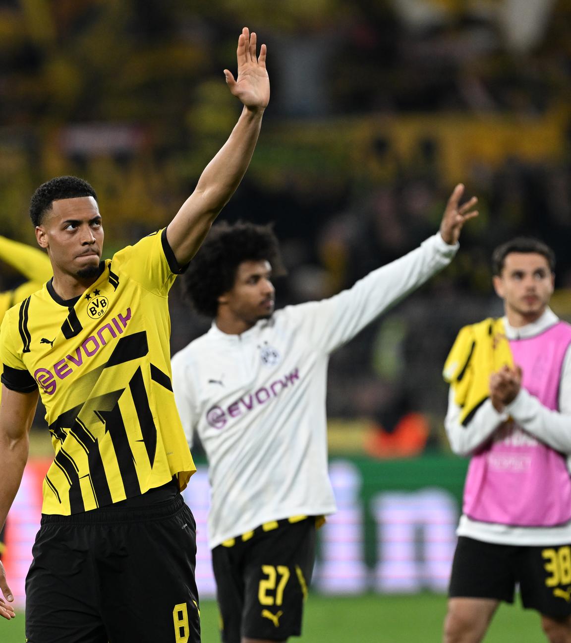 Fußball-Champions-League, Borussia Dortmund - FC Barcelona, Viertelfinale, Rückspiel: Die Dortmunder Ramy Bensebaini, Felix Nmecha, Karim Adeyemi und Kjell Wätjen (von links) winken den Zuschauern zu.
