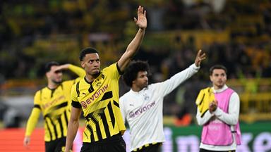 Fußball-Champions-League, Borussia Dortmund - FC Barcelona, Viertelfinale, Rückspiel: Die Dortmunder Ramy Bensebaini, Felix Nmecha, Karim Adeyemi und Kjell Wätjen (von links) winken den Zuschauern zu.