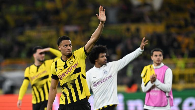 Fußball-Champions-League, Borussia Dortmund - FC Barcelona, Viertelfinale, Rückspiel: Die Dortmunder Ramy Bensebaini, Felix Nmecha, Karim Adeyemi und Kjell Wätjen (von links) winken den Zuschauern zu.