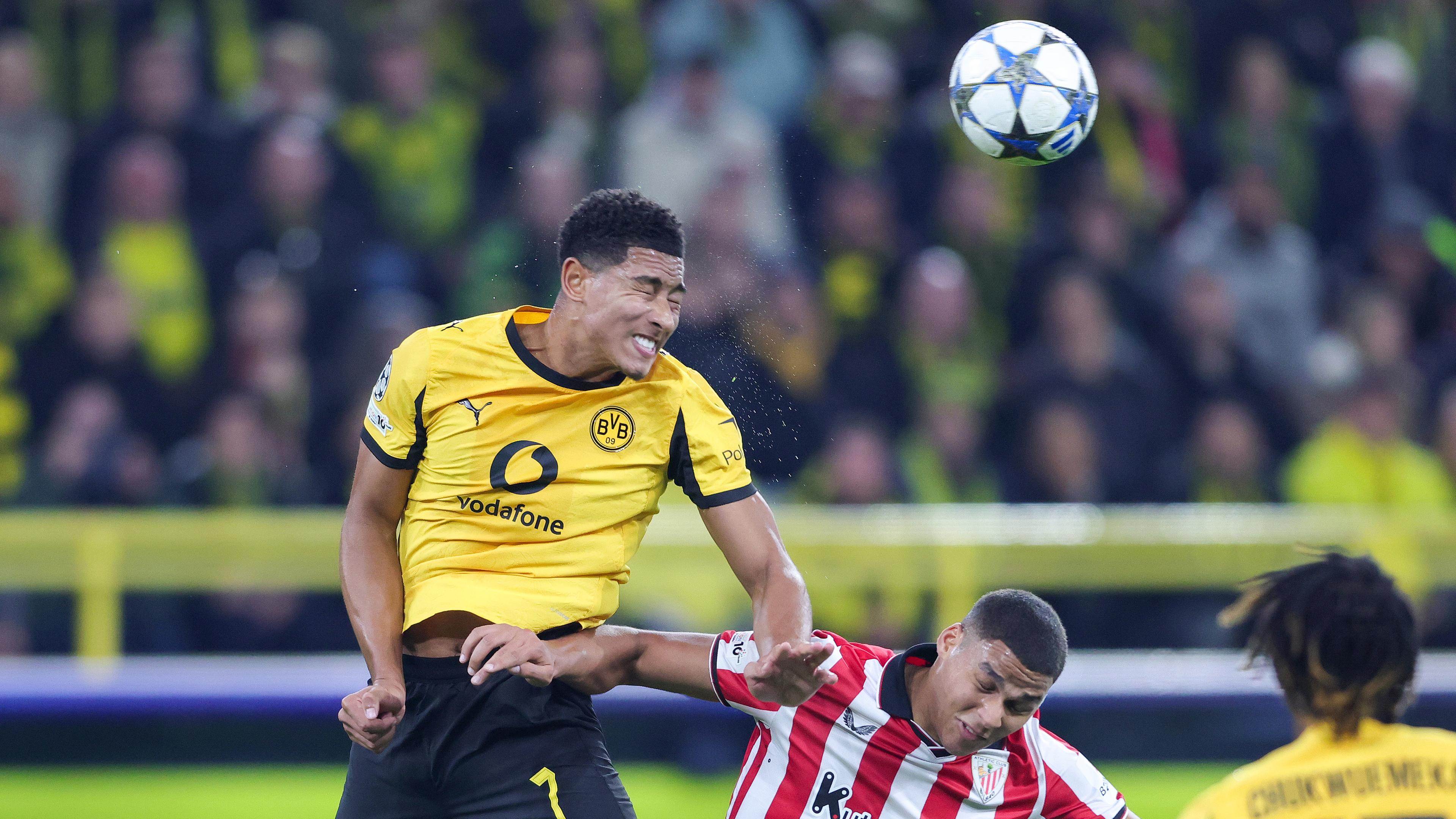 Jobe Bellingham (BVB Borussia Dortmund) und Maroan Sannadi (Athletic Club Bilbao) kämpfen.