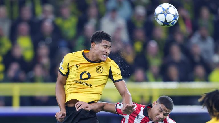 Jobe Bellingham (BVB Borussia Dortmund) und Maroan Sannadi (Athletic Club Bilbao) kämpfen.