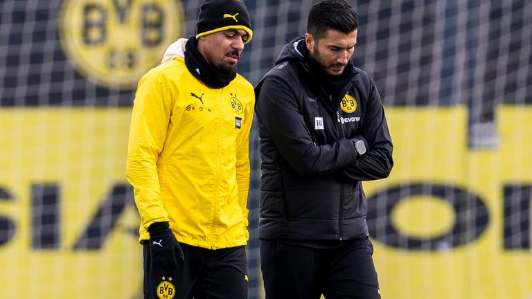 BVB, Donyell Malen (l) spricht mit Dortmunds Trainer Nuri Sahin